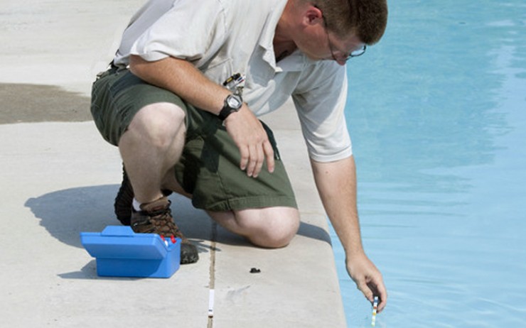 Testing the Pool Water before and after using Flocculant