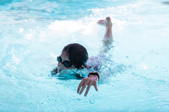 girl-swimming-in-the-pool