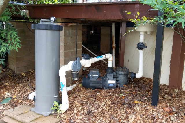 Shows a pool pump using a cartridge filter.