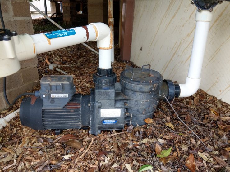 Single speed swimming pool filter pump.