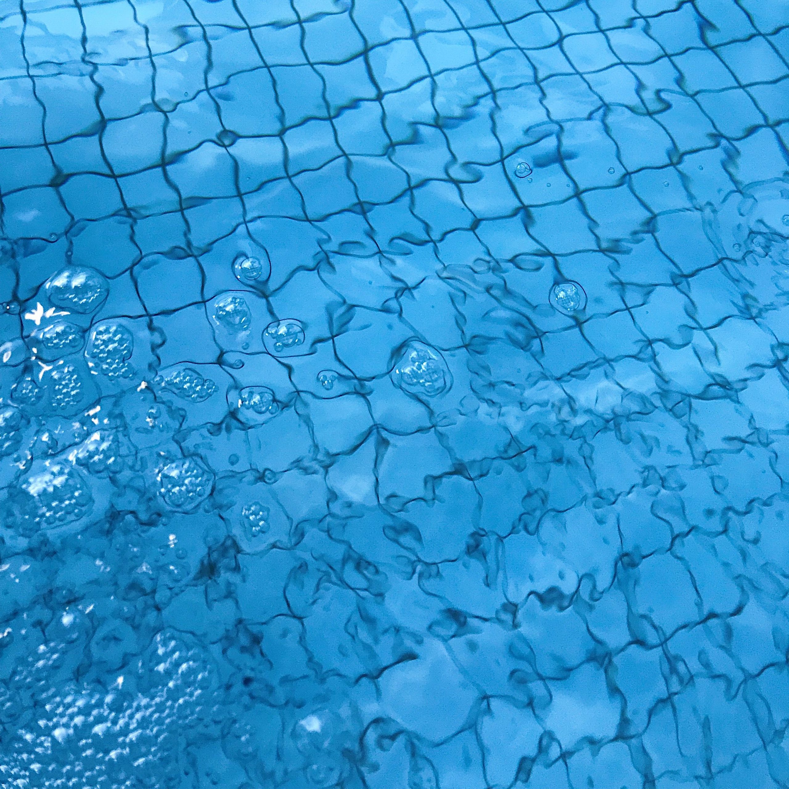 Air bubbles in pool