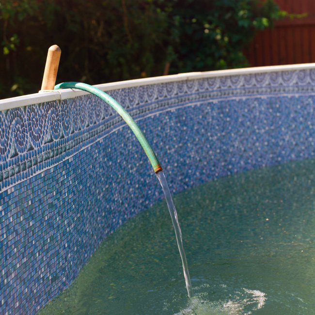Filling up a pool with a garden hose pipe