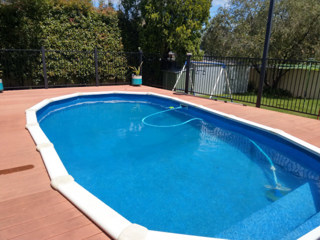 Above-ground vinyl liner swimming pool