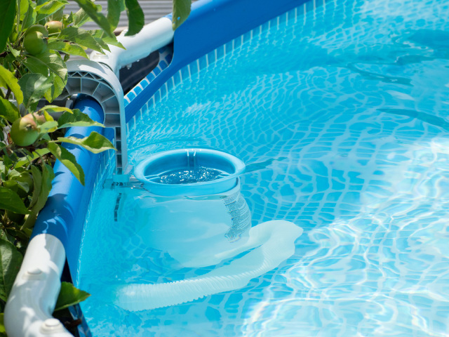 Hanging skimmer for above ground pools
